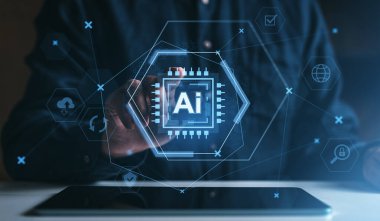 Kişi, yapay zeka hologram arayüzü, fütüristik stil, karanlık teknoloji arka planı, dijital zeka ve veri kavramı ile etkileşim halindedir.