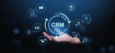 Bir elin üzerinde iş araçlarının simgelerini gösteren CRM teknoloji konsepti, parlayan neon tarzı, koyu mavi arkaplan, otomasyonu ve müşteri yönetimini sembolize eden