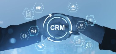 İki iş adamı, CRM simgeleri ve veri arayüzü örtüşmeleri ile el sıkışıyor ve müşteri ilişkileri yönetim kavramını temsil ediyor.