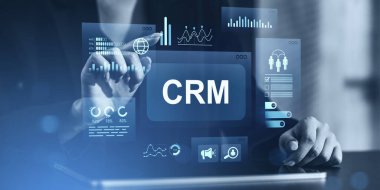 Dijital grafikler ve kullanıcı simgeleri ile CRM sistem arayüzü kullanan iş kadını eli, mavi arkaplanda modern fütürist tarzı, veri otomasyonu kavramı