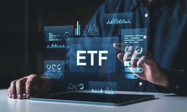 Adamın dijital ETF gösterge paneliyle etkileşimi fütüristik finansal grafikler ve verileri gösteriyor, karanlık teknoloji temalı arka planda modern arayüz