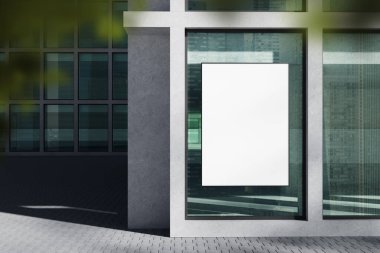 Modern beton duvara monte edilmiş büyük dikey boş poster çerçevesi şehir yansımaları ve gölgelerle dolu cam arka plan. Açık hava reklamcılığı kavramı. 3B Hazırlama