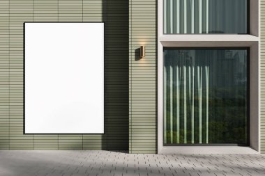 Büyük dikey boş ilan panosu ve penceresi olan, ağaçları ve şehir manzarasını yansıtan modern döşemeli bina cephesi, sıcak ışıklandırma. 3B Hazırlama