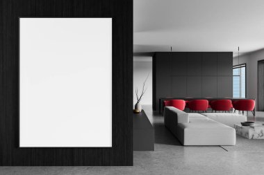 Karanlık duvarında boş bir poster, asgari dekor, kırmızı yemek sandalyeleri, tarafsız arka planda gri kanepe. Çağdaş tasarım kavramı. 3B Hazırlama