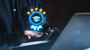 Mezuniyet amblemi açık el üzerinde süzülen beş yıldızlı, koyu arka planda parlayan stil, çevrimiçi inceleme konsepti ve şöhret ödülü