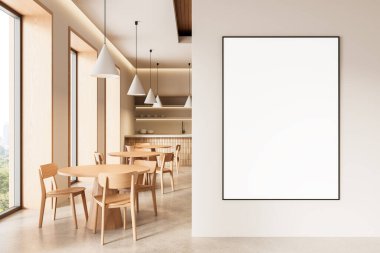 Ahşap masalar ve sandalyelerle dolu, aydınlık modern kafe içerisindeki aydınlık duvarda boş poster modeli, markalaşma ya da kopyalama alanı için temiz tasarım düzeni. 3B Hazırlama