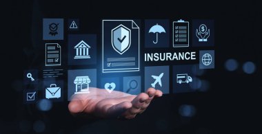 Dijital sigorta simgeleri, koyu soyut bir arka planda koruma, güvenlik ve risk yönetimini sembolize ediyor..