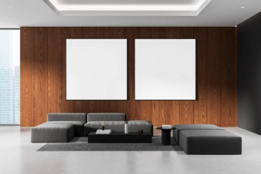 Modern gri kanepenin üstündeki tahta duvarda iki büyük boş poster. Minimalist iç dekorasyonda. Yaratıcı bir tasarım konsepti olan temiz alan düzeni. 3B Hazırlama