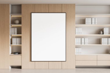 Minimalist iç tasarım, ahşap duvarda geniş dikey boş çerçeve, kitap ve dekorlu hafif ahşap kitap rafları, yumuşak ışıklandırma, 3 boyutlu tasarım.