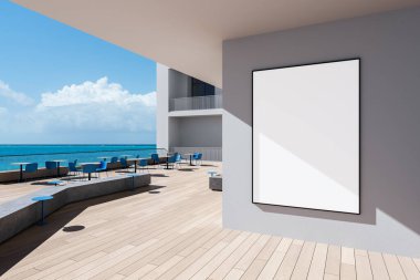 Mavi sandalyeli, ahşap zeminli ve güneş ışığında okyanus manzaralı bir teras tarafından temiz duvarda çerçevelenmiş boş poster modeli. 3B Hazırlama