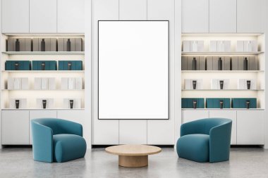 İki mavi koltuğu, ahşap sehpası ve duvarda boş dikey çerçevesi olan şık bir iç tasarım, arka planda en az beyaz raflar var. 3B Hazırlama