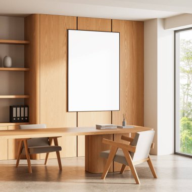 Ahşap masa, sandalyeler ve raflarla modern ofis içi, ahşap duvarda geniş dikey boş çerçeve, doğal ışık olan pencerenin yanında. 3B Hazırlama