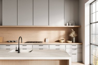Hafif ahşap dolaplar, yumuşak gri dolaplar ve doğal ışığa izin veren geniş pencereli şık minimalist mutfak. 3B Hazırlama