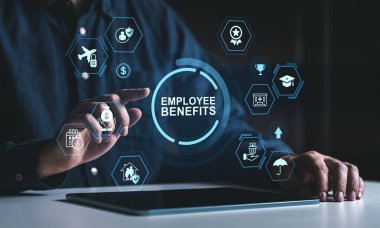 İşadamı, çalışanlarının sosyal yardım simgeleriyle dijital arayüz kullanıyor. Koyu arkaplanda parlak mavi grafik tarzı, iş yeri tazminatı kavramı.