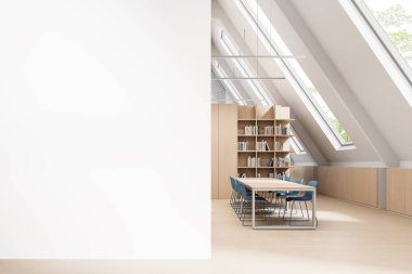 Kitap rafları, mavi sandalyeler ve tavan pencereleri olan modern bir okuma alanının yanında büyük beyaz duvar modelleri olan parlak bir iç mekan. Sunum uzayının 3B görüntülemesi