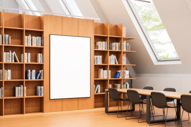 Çağdaş kütüphane içi ahşap kitaplıklar, kitaplar, boş dikey çerçeve ve eğimli tavan pencereli uzun toplantı masası. 3B Hazırlama