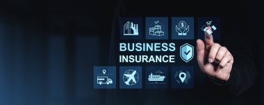 Koyu renk gradyan arkaplan üzerinde lojistik, finans ve koruma sembolleri içeren iş sigortası simgeleri ve dijital arayüz seçeneklerini seçen bir el ile