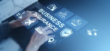 Eller dizüstü bilgisayarda yarı saydam sigorta simgeleri, modern dijital grafik tarzı, mavi eğimli arka plan, iş korumasını sembolize ediyor.