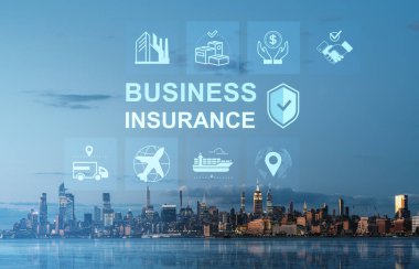 Günbatımında modern New York şehrinin silueti üzerine parlayan dijital simgelerle kaplanmış iş sigortası konsepti, Amerikan kurumsal koruma temalarını temsil ediyor.