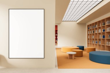 Modern yuvarlak koltukları, ahşap kitap rafları ve yumuşak ışıklandırmasıyla bej renkli duvarda dikey boş poster modeli. 3B Hazırlama