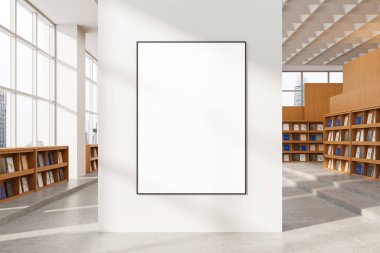 Modern bir kütüphanenin içindeki beyaz duvarda boş bir dikey poster, ahşap kitaplıklar, beton döşemeler, pencerelerden gün ışığı, 3D görüntüleme.