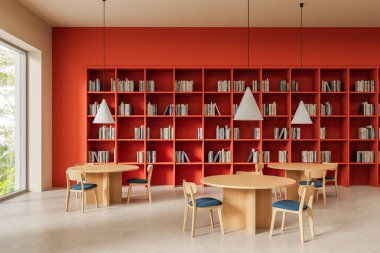 Kütüphanenin içinde kırmızı kitaplıklar, açık ahşap masalar ve sandalyeler, modern koni kolye ışıkları, ve parlak minimalist ortamda geniş bir pencere. 3B Hazırlama