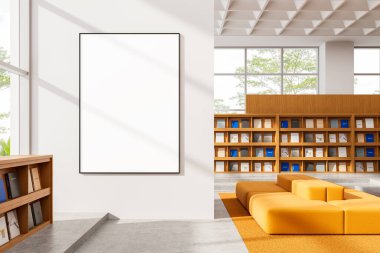 Parlak kütüphanenin içindeki parlak beyaz duvarda portakal rengi mobilyalar, kitaplıklar ve günışığı arka planıyla boş bir poster modeli. 3B Hazırlama