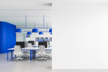 Çağdaş ofis içi mavi mobilya ve ışıklandırmalı, sağ tarafında temiz beyaz duvar, en az 3 boyutlu poster oluşturma konsepti