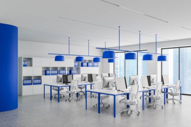 Geniş pencereli ve şehir manzaralı parlak bir odada beyaz mobilyalar, mavi detaylar ve ergonomik sandalyelerle dolu açık bir uzay ofisi. 3B Hazırlama