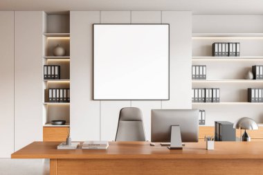 Çağdaş ofis içi ahşap masa, temiz duvarda boş poster modeli klasörlü ve dekorlu asgari raflar, çalışma alanı ekran konsepti. 3B Hazırlama