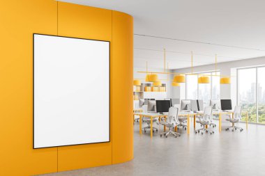 Beyaz masaları, sarı lambaları ve panoramik pencereleri olan, modern açık uzay ofisinin içindeki eğri sarı duvarda boş beyaz poster modeli. 3B Hazırlama