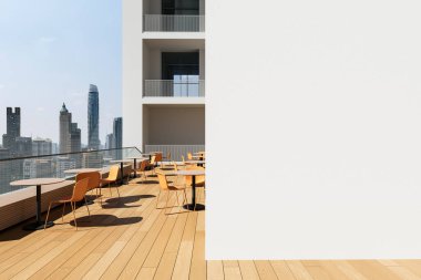 Turuncu sandalyeli, yuvarlak masalı teras kafesi, modern şehir manzarası arka planı, sağ tarafında büyük beyaz duvar, poster modeli konsepti. 3B Hazırlama