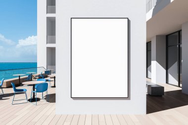 Okyanus manzaralı, modern tasarım koltuklu ve güçlü gün ışığı gölgeli temiz beyaz bir duvarda çerçevelenmiş boş poster modeli. 3B Hazırlama