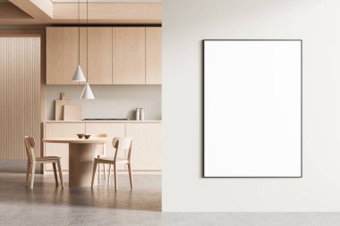 Minimalist ahşap mutfak iç kısmının yanındaki çerçevede, masa, sandalye ve kolye ışıklarıyla dikey boş poster modeli. 3B Hazırlama