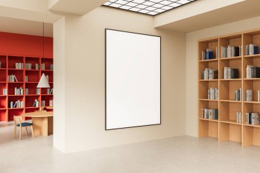 Modern kütüphane alanındaki bej duvarda dikey boş poster modeli. Ahşap kitaplıklar, kırmızı aksan duvarlar ve temiz iç döşemeler. 3B Hazırlama