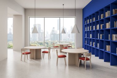 Yuvarlak ahşap masalar, kırmızı yastıklı sandalyeler, mavi kitaplıklar, büyük pencereler, şehir arkaplanı. Eğitim kavramı. 3B Hazırlama