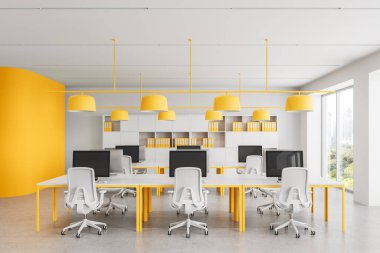 Minimalist ofis içi sarı ve beyaz tasarım, ergonomik sandalyeler, bilgisayar masaları ve parlak arka planda kolye lambaları. 3B Hazırlama
