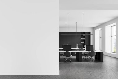 Modern ofis içinde boş beyaz duvar, temiz minimal stil, pencereli ve masalı parlak çevre, görüntü ve reklam şablonu konsepti. 3B Hazırlama