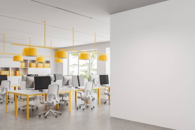 Sarı dekorlu, temiz planlı, çağdaş açık ofis alanı ve parlak arkaplanda poster modeli için geniş beyaz duvar. 3B Hazırlama