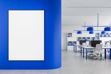Parlak ışıklandırma ve asgari tasarım düzenine sahip temiz modern ofis içinde eğri mavi bir duvardaki dikey boş poster şablonu. 3B Hazırlama