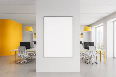 Modern ofis içindeki beyaz duvarda çerçevelenmiş boş poster modeli sarı aksanlı, masalı ve pencerelerin yanındaki sandalyeli. 3B Hazırlama, yerleşim kavramı