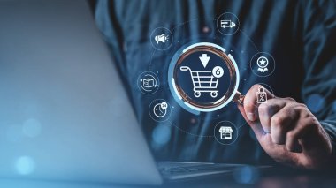 El, çevrimiçi alışveriş arabası simgesi arayüzünü, modern dijital stili, bulanık arka planda, e-ticaret kavramını incelemek için büyüteç kullanıyor.