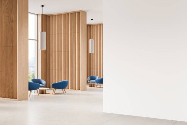 Ahşap panelli duvarları, mavi şezlongları ve poster ya da sanat tasarımı için geniş beyaz duvarları olan modern bir iç mekan. Temiz arkaplanda 3B görüntüleme