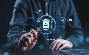 İnsan yapay zeka analizi konsepti olan karanlık arka planda dijital arayüz elementleriyle yapay zeka hologramı üzerinde büyüteç bulundurur.