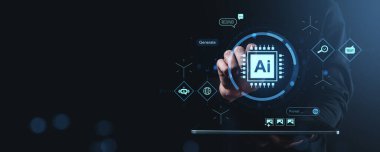 El, sanal yapay zeka çipi ve hologram simgeleriyle karanlık arka planda fütürist tarzda etkileşime giriyor. Yapay zeka ve yenilik kavramı