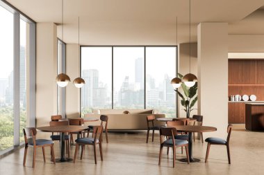 Yuvarlak ahşap masaları, kolye ışıkları ve bej duvarları ve ufuk çizgisi manzaralı açık alanda geniş pencereleri olan çağdaş bir iç mekan tasarımı. 3B Hazırlama