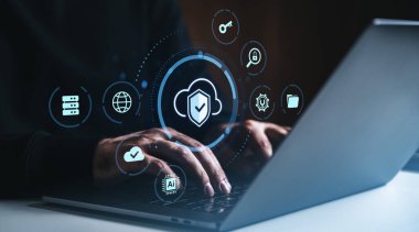 Klavyenin üzerinde bulut depolama ve karanlık arka planda parlayan siber güvenlik simgeleri olan ellerin yakın plan görüntüsü, güvenli çevrimiçi veri erişimi kavramı