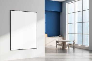 Çerçevelenmiş boş poster modeli modern iç dekorasyonda, doğal ışık, mavi aksan duvar ve yemek mobilyaları ile beyaz duvara asılıyor. 3B Hazırlama