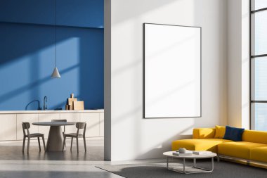 Modern mobilyalar, sarı kanepe ve temiz mutfak arkaplanı olan beyaz bir duvarda boş çerçeveli bir poster var. 3B Hazırlama