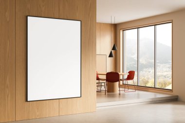 Ahşap duvarda boş dikey çerçeve, kırmızı sandalyeli minimalist yemek alanı, büyük pencereli ve kolyeli ışıklar. 3B Hazırlama